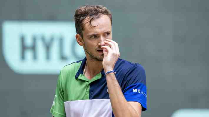 Medvedev explota de furia en plena final en Halle: Le gritó repetidas veces a su coach, que se terminó yendo... Las imágenes