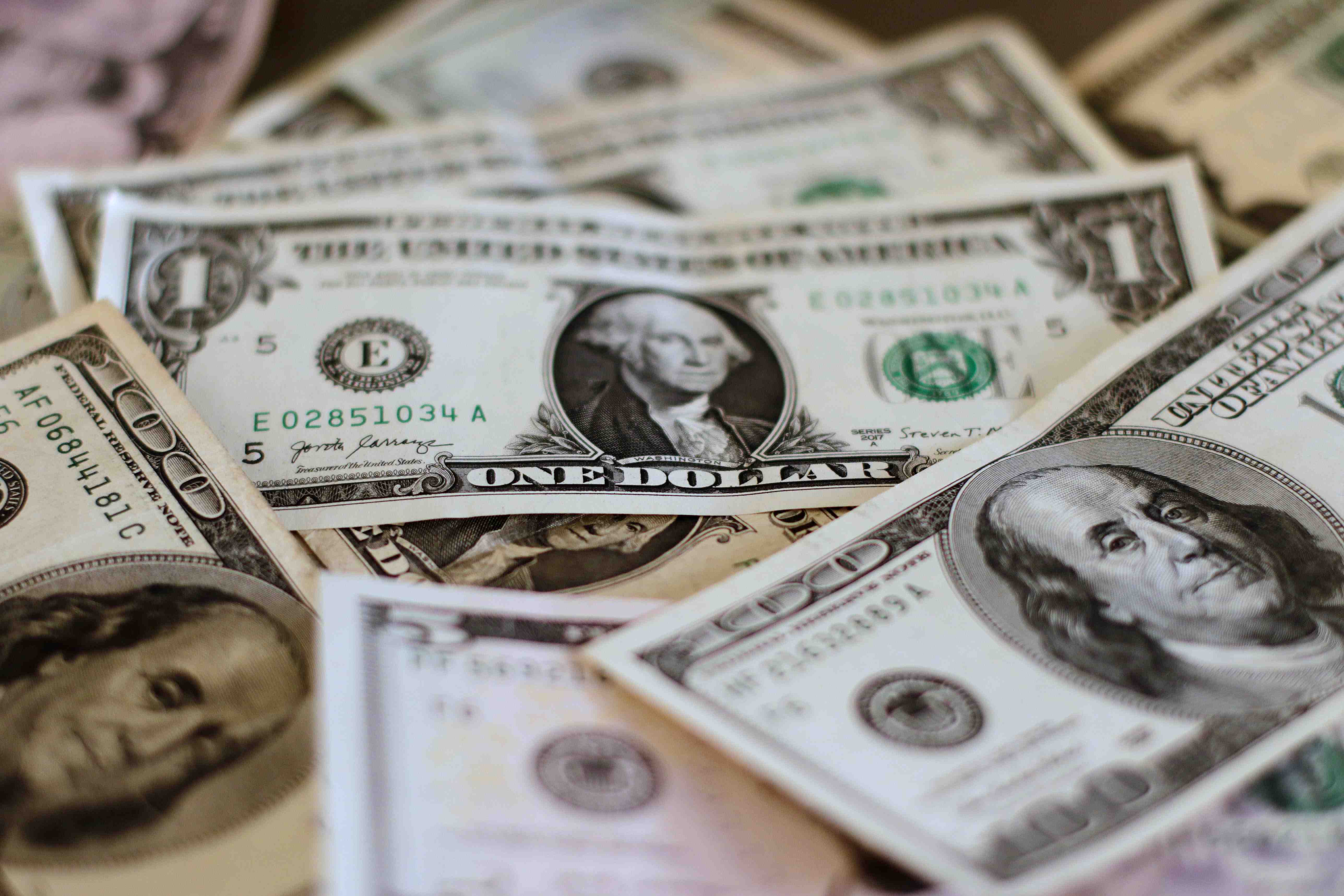 Dólar imparable: Rompe la barrera de los $900 y sigue marcando máximos históricos ante desplome del cobre