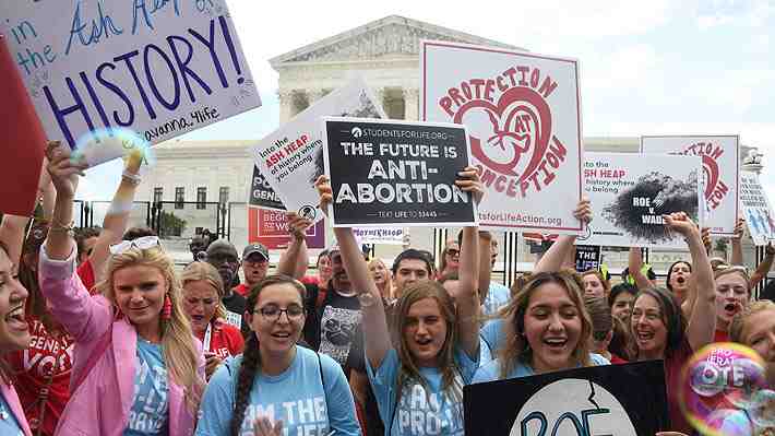 Tres estados de EE.UU. prohíben el aborto apenas salido el fallo de la Corte Suprema