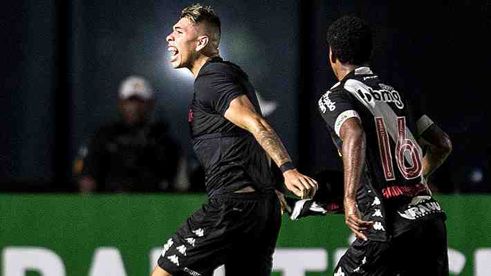 Carlos Palacios cortó su mala racha: Mira el tremendo golazo de tiro libre que hizo el chileno en Brasil