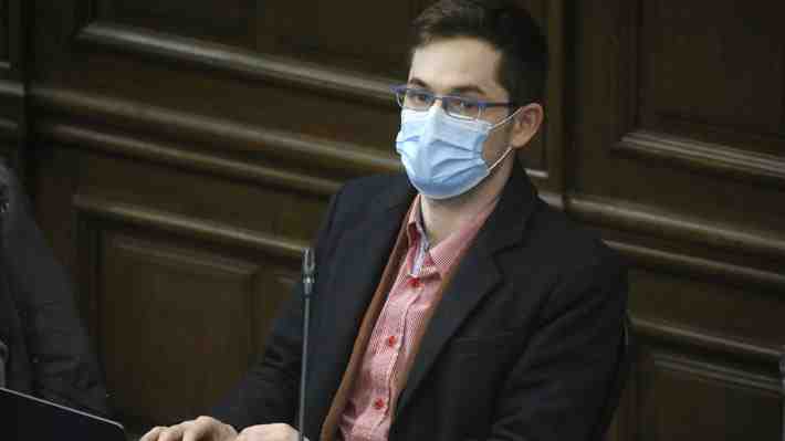 Domínguez asegura que el desafío es que la gente se haga un juicio sobre el texto y lo "disocie" de los convencionales