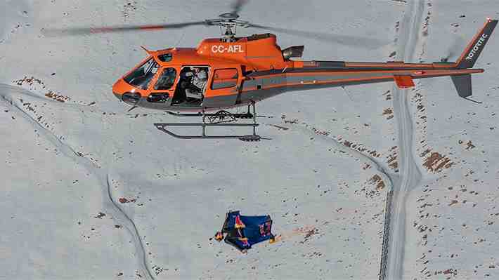 Mira las imágenes del espectacular salto de paracaidista chileno a tres mil metros de altura y volando a 250 kilómetros por hora en La Parva