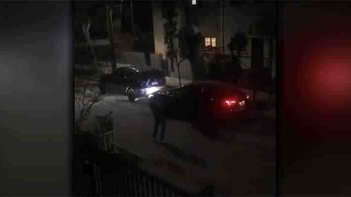 Mujer sufre violento portonazo en Independencia: Fue intimidada con armas de fuego