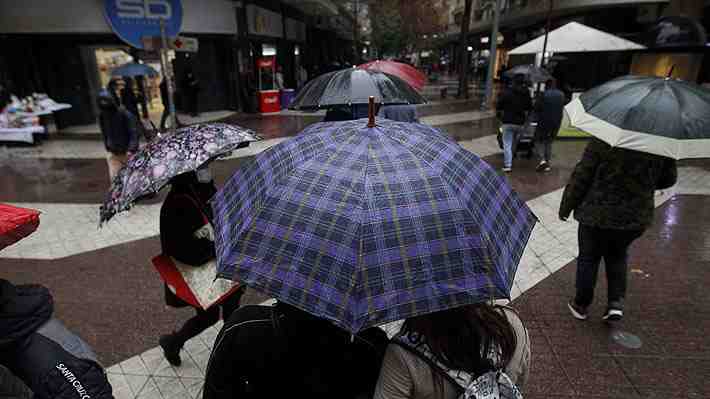 Región Metropolitana lleva 5,9 milímetros de agua caída y se espera que lluvias cesen pasadas las 15:00 horas