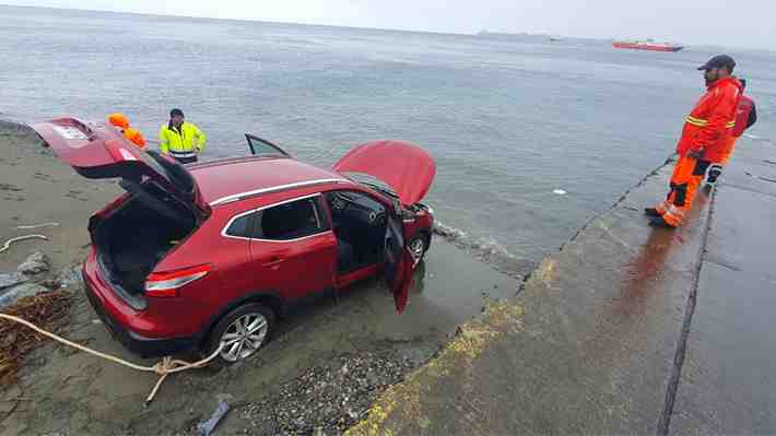 Automóvil cae al canal del Chacao con dos personas en su interior: Capitán de puerto informa que resultaron ilesos