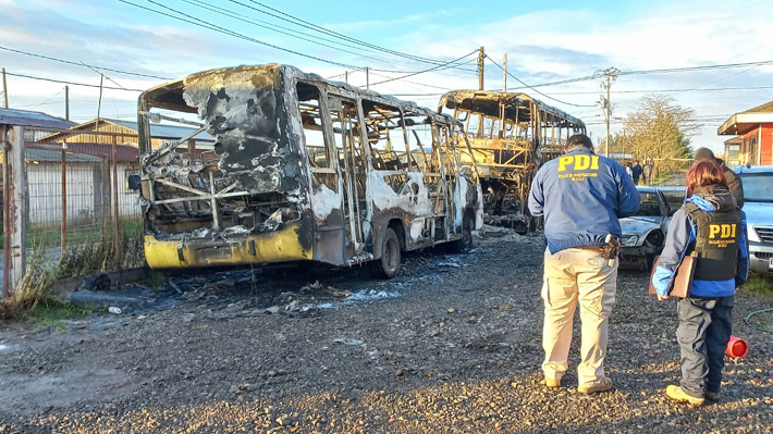 Macrozona sur: Sujetos incendian dos buses y un vehículo en Nueva Imperial