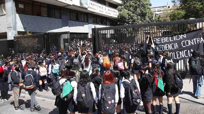 Liceos de Santiago que han perdido clases por "tomas" alargarán el año escolar al menos hasta el 15 de enero