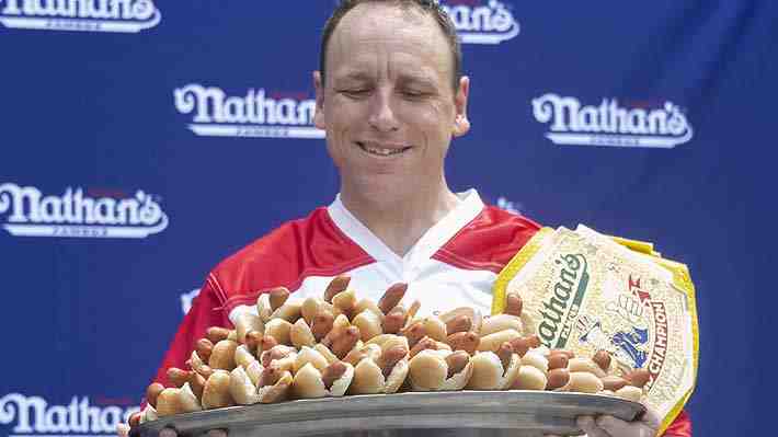 Hombre ganó tradicional concurso de hot dogs en EE.UU.: Comió 63 en 10 minutos