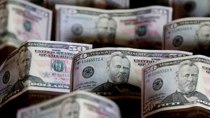 Dólar hace historia y toca los $1.000 por primera vez en medio de desplome del cobre y temor por recesión mundial