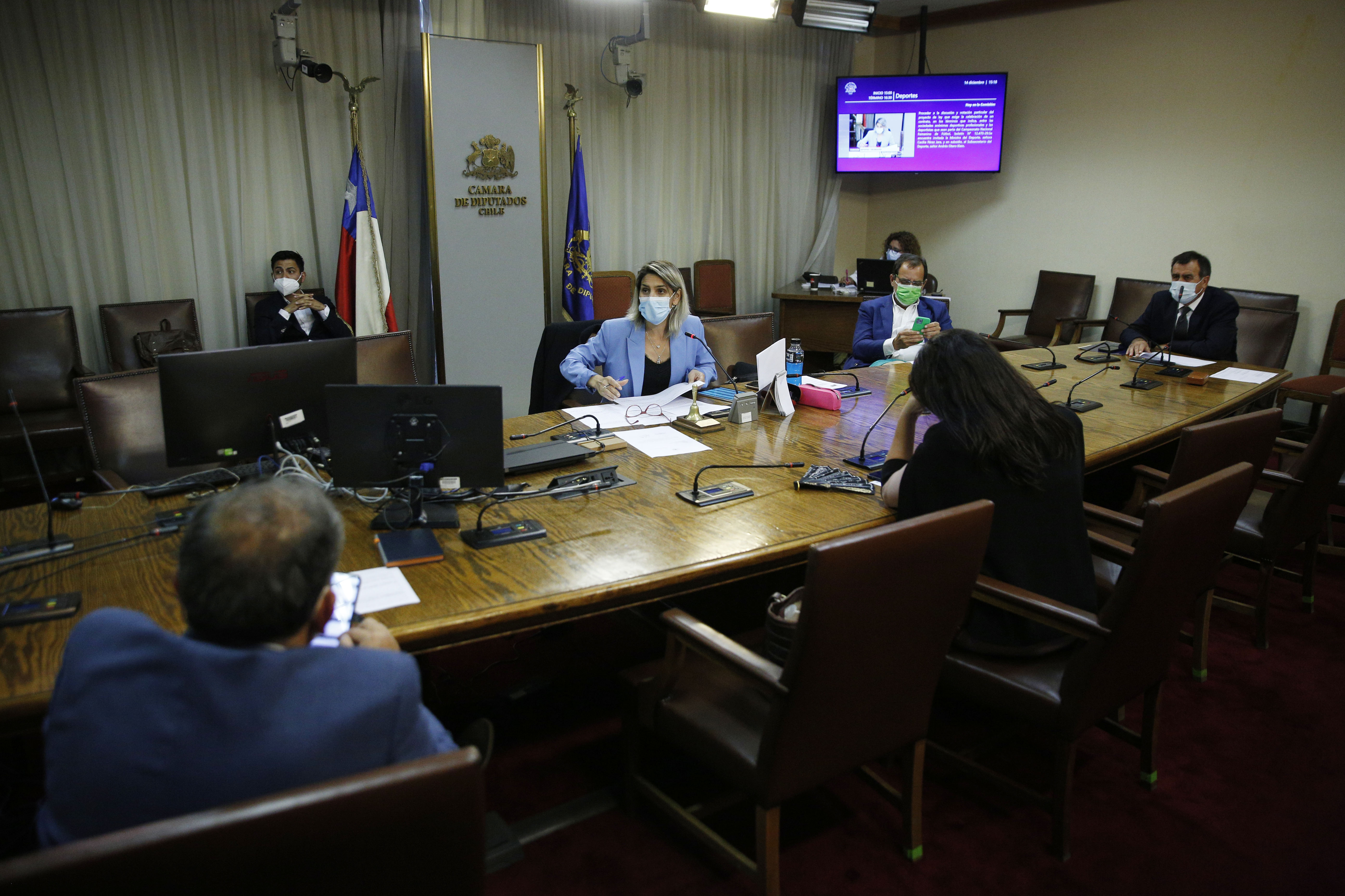 Comisión de Deportes de la Cámara aprueba proyecto que prohíbe publicidad  de apuestas en el fútbol 