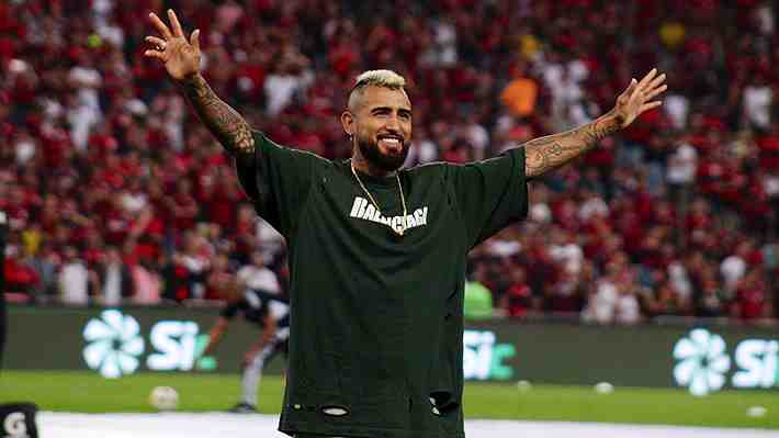 Vidal entra a la cancha del Maracaná y provoca el delirio de los hinchas del Flamengo... Mira el momento