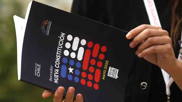 Advierten error de redacción en propuesta constitucional respecto a la carta de nacionalización