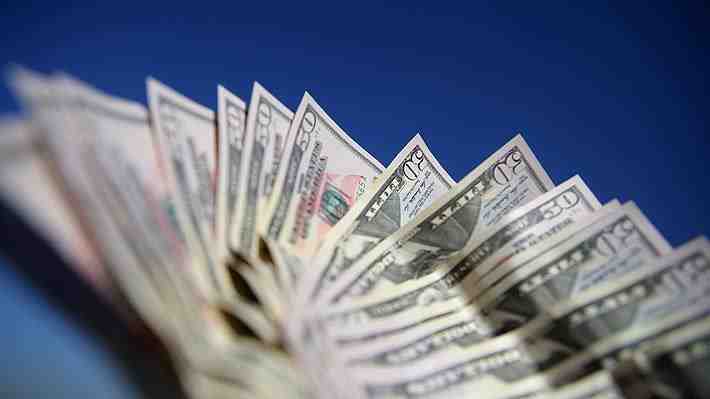 Dólar cae esta mañana ante importante alza anotada por el cobre: Cotiza bajo los $925