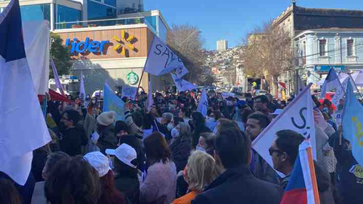 Disminución de brecha con el Apruebo e irrupción de políticos: Las alertas que se encienden en el Rechazo