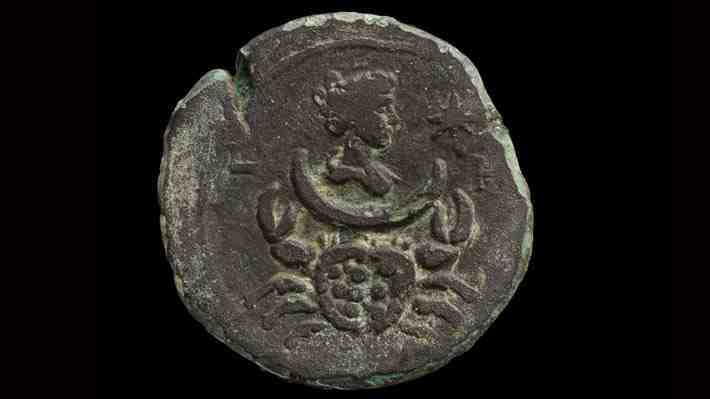 Hallan en el Mediterráneo una moneda de hace 1.850 años con un signo del zodiaco