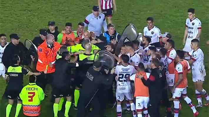 Escándalo en Argentina: Dudosos cobros arbitrales terminaron con un DT agrediendo al juez y jugadores en una batalla con la policía