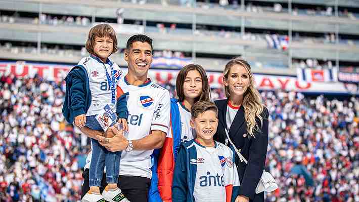 Impresionantes imágenes y una sorpresa de Messi:  Así fue la espectacular presentación de Luis Suárez en su regresó a Uruguay