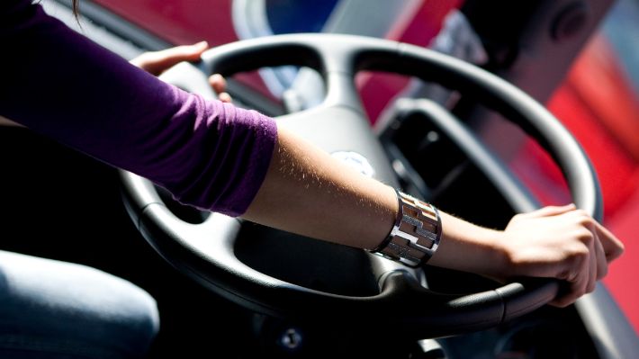 Abren convocatoria para mujeres que quieran convertirse en conductoras profesionales de camiones