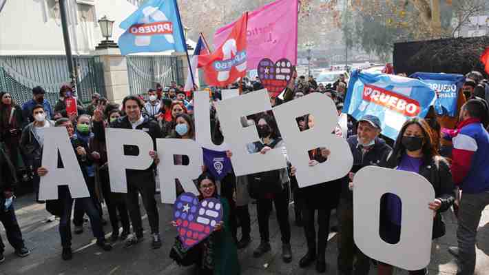 Rol del gobierno, franja y convertir votos: Expertos debaten "receta" para remontar el Apruebo en último mes de campaña