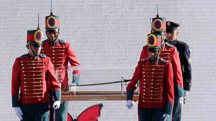 La historia de la espada de Simón Bolívar que causó polémica en el cambio de mando en Colombia