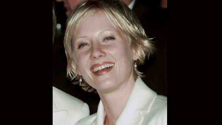 Actriz Anne Heche está en coma tras sufrir violento accidente: Chocó a gran velocidad y su auto se incendió