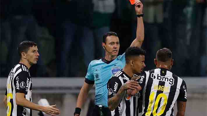 Destrozan a Vargas por su "tonta" expulsión en la eliminación del Mineiro en la Libertadores y su DT lanza una potente advertencia
