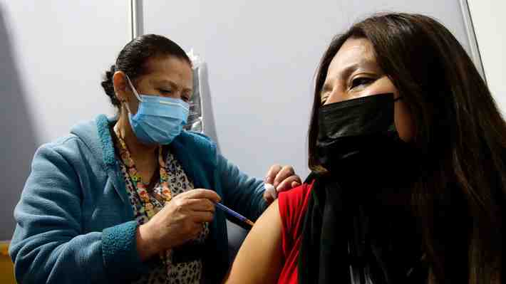 "Perdimos liderazgo": Ex autoridades de Salud llaman al Minsal a actuar con "urgencia" ante baja en vacunación