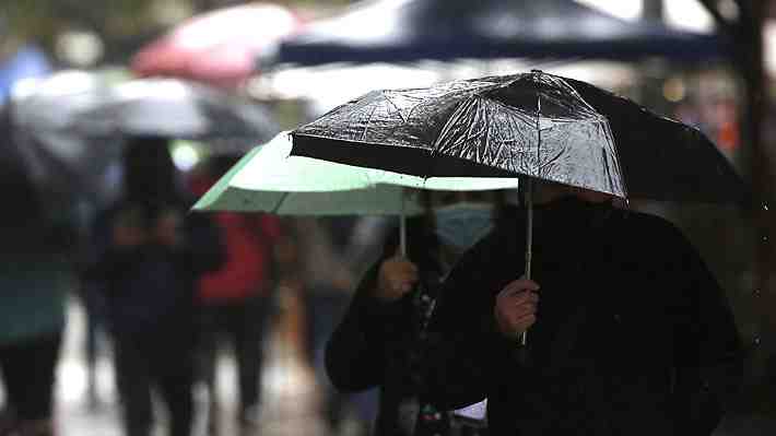 Sistema frontal dejaría hasta 13 mm de agua caída en Santiago y Meteorología descarta que sean últimas lluvias de la RM