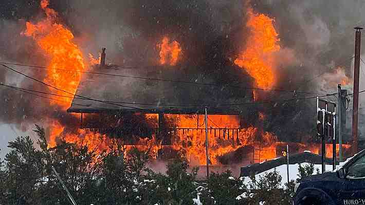 Incendio destruye un hotel en Panguipulli: Huéspedes fueron evacuados y Bomberos intenta controlar las llamas