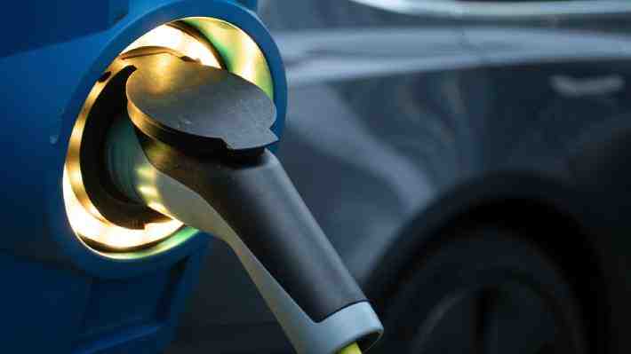 Congreso de EE.UU. aprueba ley que otorga subvención para comprar autos eléctricos “Made in USA”