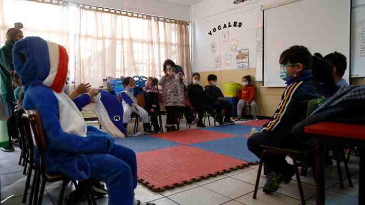Minsal responde a críticas por vacunación y anuncia "estrategias focalizadas" para escolares junto al Mineduc