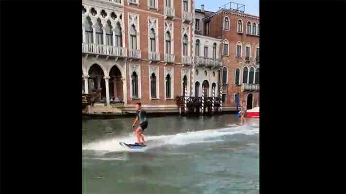 "Imbéciles prepotentes": Indignación en Venecia por jóvenes que hicieron esquí acuático en los canales de la ciudad