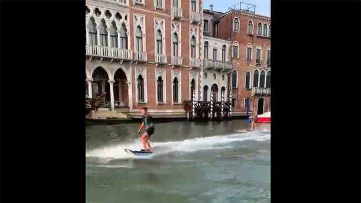 Identifican a jóvenes que surfearon en canal de Venecia: Fueron multados y les confiscaron sus tablas