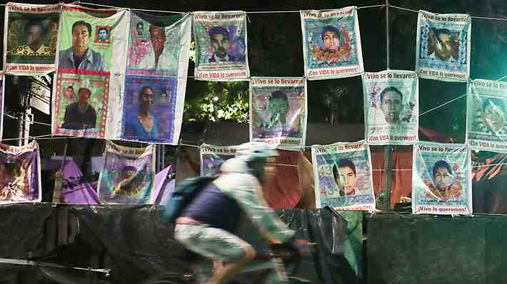 México ordena detener a ex procurador y a 64 militares y policías por la desaparición de los estudiantes de Ayotzinapa