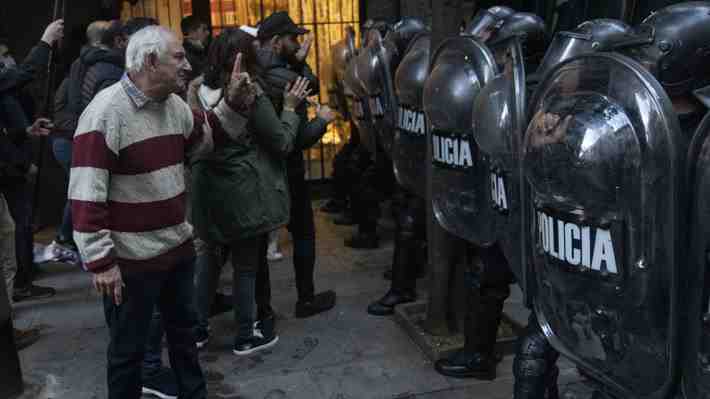 Instalación de vallas en torno a la casa de Cristina Fernández provoca disturbios y choque entre adherentes y policía
