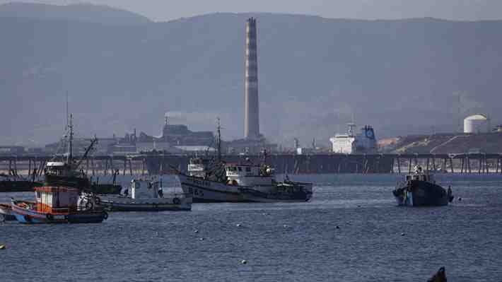 Armada reporta derrame de diesel en la bahía de Quintero y activa operativo para contener emergencia