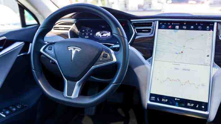 “Frenados fantasmas”: Demandan a Tesla por fallas en su sistema de asistencia a la conducción