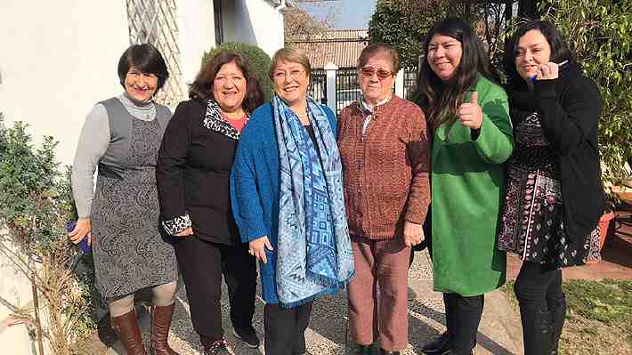 Tomando once junto a vecinas de Quinta Normal: Ex Presidenta Bachelet participó de la franja del Apruebo