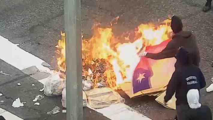 Video: Encapuchados queman bandera de Chile en medio de protesta en el Instituto Nacional
