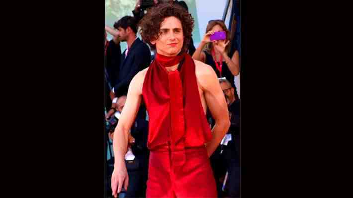 Timothée Chalamet impacta con atrevido look en el Festival de Venecia y desata la locura de los fans