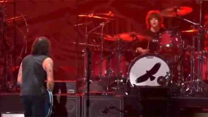 Emocionante homenaje: Hijo adolescente de Taylor Hawkins tocó la batería junto a Foo Fighters