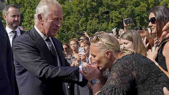 Rey Carlos III es recibido por una multitud en Buckingham: "Es muy especial poder estar en este lugar"