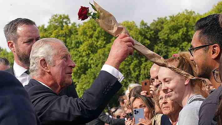La sombra de su madre y un país en crisis: Los frentes abiertos con los que comienza el reinado de Carlos III