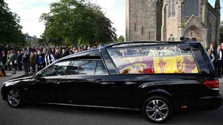 Féretro de Isabel II deja Balmoral para dirigirse a Edimburgo en el viaje de despedida por Reino Unido