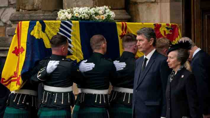 El cortejo fúnebre de Isabel II llega a Edimburgo tras recorrido de 200 km desde Balmoral