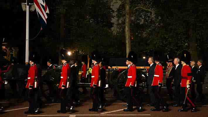 Miles de soldados ensayan procesión del cortejo fúnebre de Isabel II en Londres