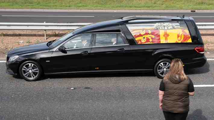 Ingleses se vuelcan a la calle a despedir a Isabel II: Féretro hará procesión por el centro de Londres antes de instalar capilla ardiente
