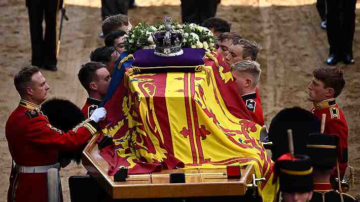 Londres despide a su reina: Cortejo fúnebre de Isabel II llega a sede del Parlamento para iniciar la capilla ardiente
