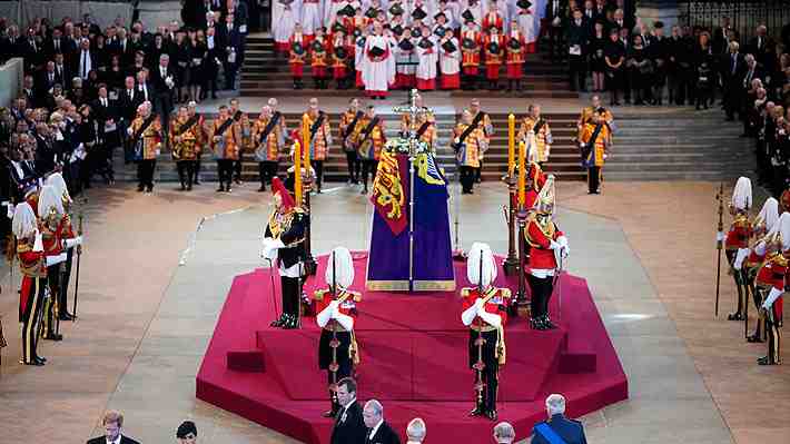 Británicos acuden en masa a Westminster para despedir a Isabel II en capilla ardiente