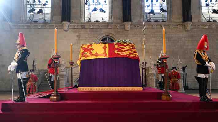 ¿Qué es la capilla ardiente? Un honor reservado para los reyes británicos y algunos plebeyos